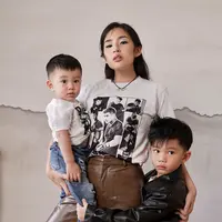 Tiffany Soetanto dan kedua putranya tampil rock 'n' roll  (@tiffanysoetanto)