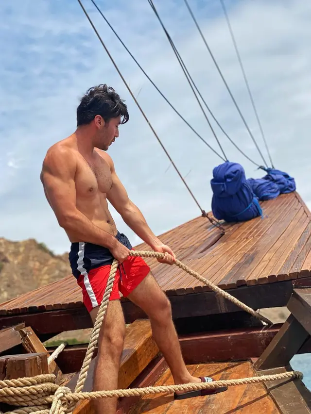 7 Gaya Valentino Peter Pamer ABS Ini Curi Perhatian