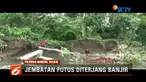 Jembatan gantung di Polewali Mandar, Sulawesi Barat, putus diterjang banjir akibat tergerus Sungai Binuang.
