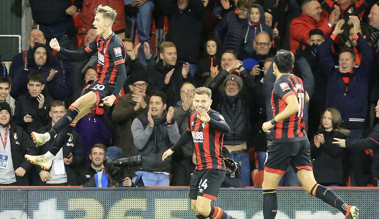 Pemain Bournemouth, David Brook, melakukan selebrasi usai membobol gawang Brighton and Hove Albion pada laga Premier League di Stadion Vitalitys, Sabtu (22/12). Bournemouth menang 2-0 atas Brighton and Hove Albion. (AP/Martin Rickett)