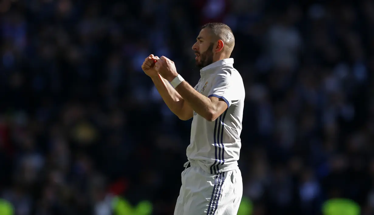 Pemain Real Madrid, Karim Benzema pemain yang berasal dari Prancis yang ikut ambil bagian dalam duel Real Mandrid kontra Sevilla. (AP/Francisco Seco)