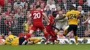 Pemain Wolverhampton Wanderers Toti (kanan) berebut bola dengan pemain Liverpool Sadio Mane pada pertandingan sepak bola Liga Inggris di Stadion Anfield, Liverpool, Inggris, 22 Mei 2022. Liverpool menang 3-1 atas Wolverhampton Wanderers. (AP Photo/Jon Super)