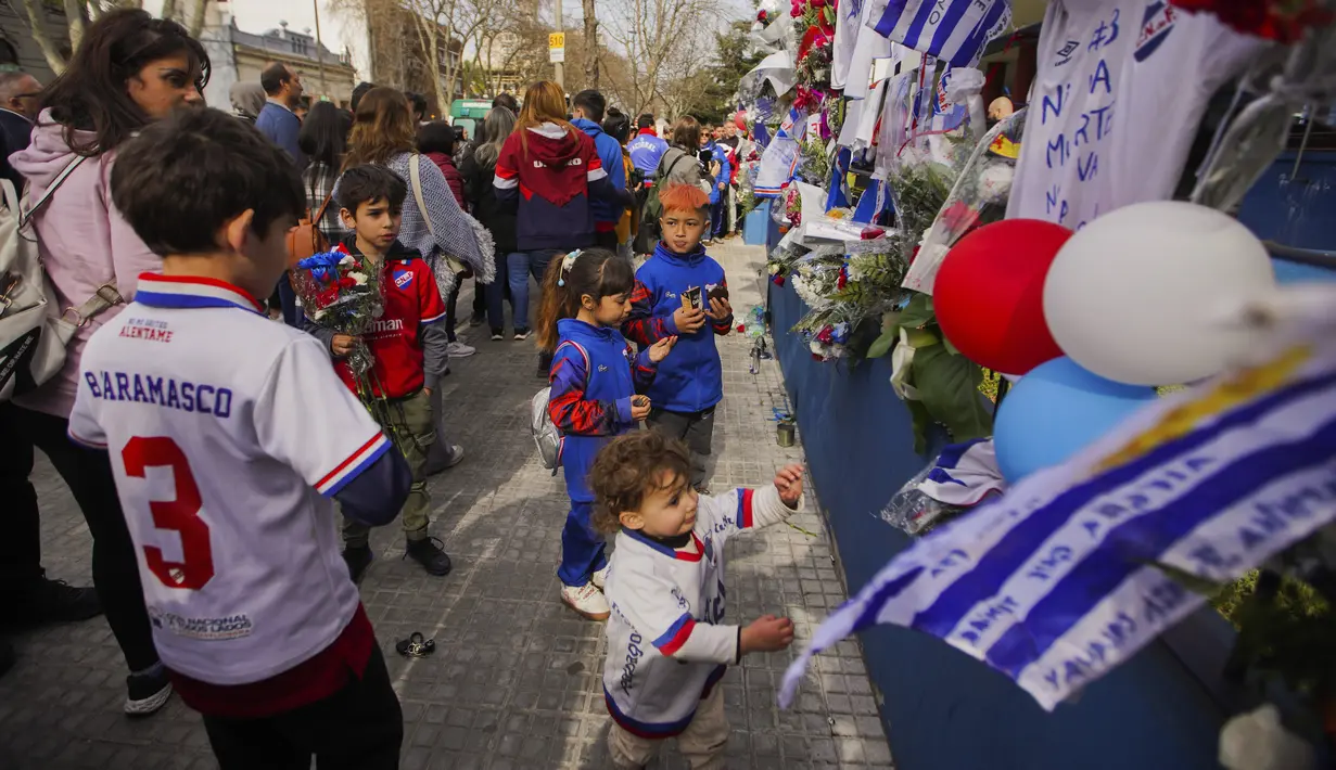 Lingkungan sekitar Avenida 8 de Octubre di ibu kota Uruguay dicat dengan warna biru dan merah Nacional. (AP Photo/Matilde Campodonico)
