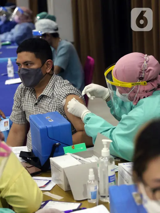 Petugas medis menyuntikkan vaksin COVID-19 kepada warga saat vaksinasi di Universitas Budi Luhur, Jakarta Selatan, Senin (21/6/2021). Vaksinasi tersebut menargetkan 1.000 masyarakat Jakarta berusia 18 tahun ke atas. (Liputan6.com/Angga Yuniar)
