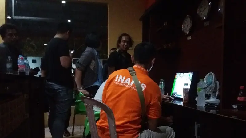 Tim Inafis Polrestabes Makassar tampak memeriksa rekaman CCTV milik Hotel Benhil Makassar (Liputan6.com/ Eka Hakim)