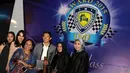Rio Haryanto (tengah) berfoto bersama penggemar usai menerima penghargaan pada acara IMI Awards di Hotel Borobudur, Jakarta, Kamis (17/12/2015). (Bola.com/Nicklas Hanoatubun)
