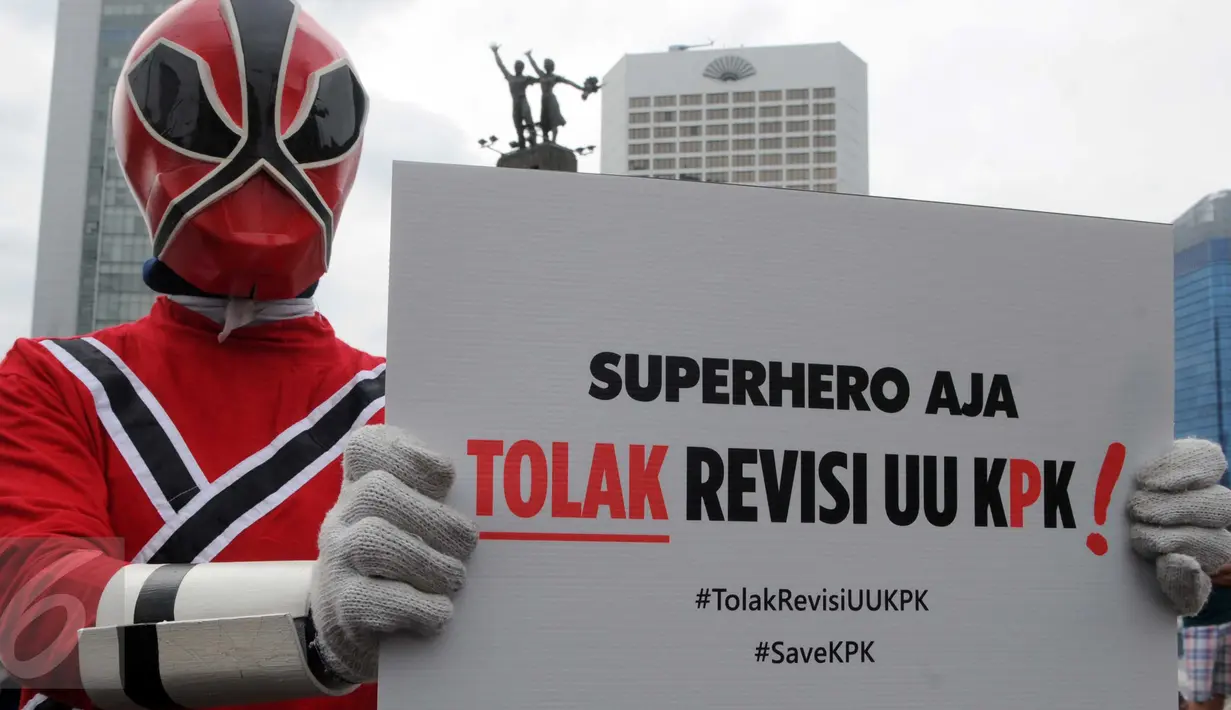 Seorang aktivis mengenakan kostum Power Ranger selama aksi menolak revisi UU KPK,Jakarta, (21/02). Superhero ini tergabung dalam Koalisi Masyarakat Anti-Korupsi. (Liputan6.com/Helmi Afandi)