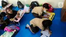 Aktivitas belajar sejumlah siswa tanpa fasilitas meja dan kursi sekolah, di SDN Bojong Nangka 02, Kabupaten Bogor, Jawa Barat, Kamis (16/2/2023). Sudah lebih dari dua pekan, murid-murid di tiga ruang kelas  menerapkan kegiatan belajar mengajar beralas karpet karena belum tersedianya bangku dan meja. (merdeka.com/Arie Basuki)