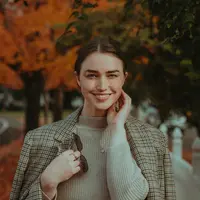 Outfit chic mendorong perpaduan unsur klasik dan modern untuk mendapatkan tampilan elegan. (Foto: Unsplash/Lance Reis)