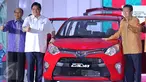 Menteri Perindustrian Erlangga Hartarto (tengah) dan Presiden Direktur PT Toyota Astra Motor Hiroyuki Fukui, Presdir PT Astra Daihatsu Motor Sudirman MR saat peluncuran mobil Toyota Calya dan Daihatsu Sigra, Jawa Barat, (2/8). (Liputan6.com/Angga Yuniar)