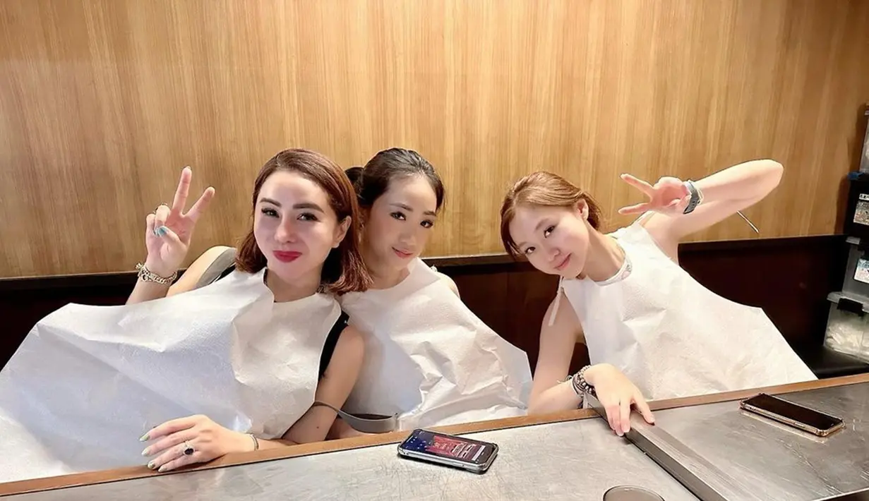 Femmy menikmati waktunya jalan-jalan ke berbagai tempat seru di Jepang dengan mengabadikan foto bersama dua anaknya. Salah satunya, mengajak kedua putrinya menikmati ramen bersama. Warganet sampai salah fokus karena ketiganya terlihat bak kakak adik. (Liputan6.com/IG/@femmypermatasari)