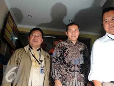 Wakil Ketua KPK, Saut Situmorang usai menjalani pemeriksaan di Gedung Bareskrim Polri, Jakarta, Kamis (16/6). Saut diperiksa sebagai saksi dalam kasus dugaan pencemaran nama baik atau penghinaan terhadap HMI. (Liputan6.com/Helmi Afandi)