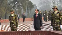 Presiden Joko Widodo didampingi pasukan kehormatan Bangladesh mengheningkan cipta selama satu menit di National Martyrs’ Memorial di Savar, Bangladesh (28/1). (Liputan6.com/Pool/Rusman Biro Pers Setpres)