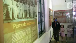 Pengunjung melihat diorama di Museum Sumpah Pemuda, Jakarta, Kamis (28/10/2021). Peringatan Hari Sumpah Pemuda pada tanggal 28 Oktober memasuki tahun ke-93. (Liputan6.com/Faizal Fanani)