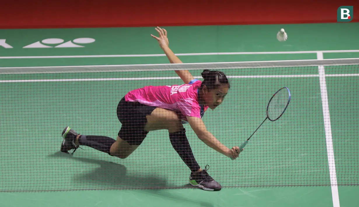 Sementara Putri Kusuma Wardani harus tersingkir di babak 32 besar usai kalah dua game lagsung 21-16, 21-14 dari pemain unggulan ke-6 asal Cina, He Bing Jiao dalam laga yang berlangsung selama 43 menit. (Bola.com/Ikhwan Yanuar)