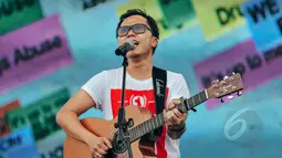 Dengan suara serak andalannya, Sandhy Sondoro sukses meramaikan Konser Drug Free Asia Afrika di Kawasan Monas, Jakarta, Minggu (19/4). Konser dalam rangkaian KAA itu sebagai kampanye pencegahan penyalahgunaan narkotik. (Liputan6.com/Faizal Fanani)