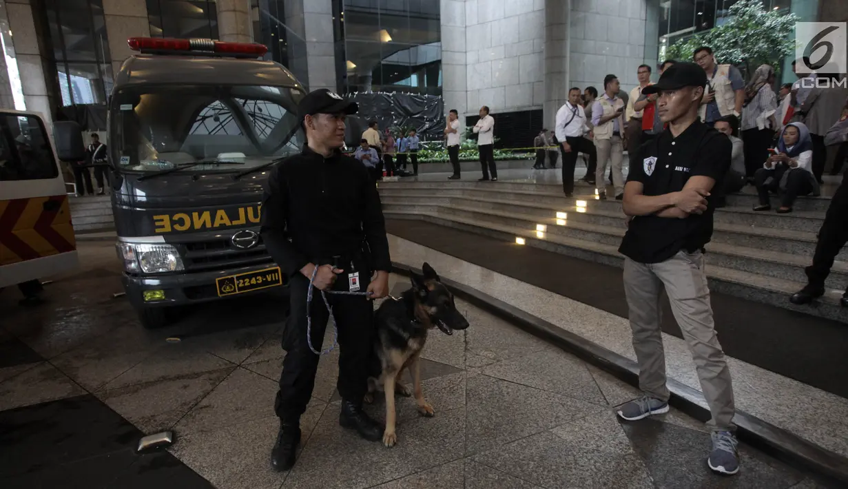 Petugas kepolisian berjaga di sekitar lokasi Gedung BEI, Jakarta, Senin (15/1). Polisi mengerahkan anjing pelacak ke lokasi ambruknya balkon Bursa Efek Indonesia (BEI). (Liputan6.com/Arya Manggala)