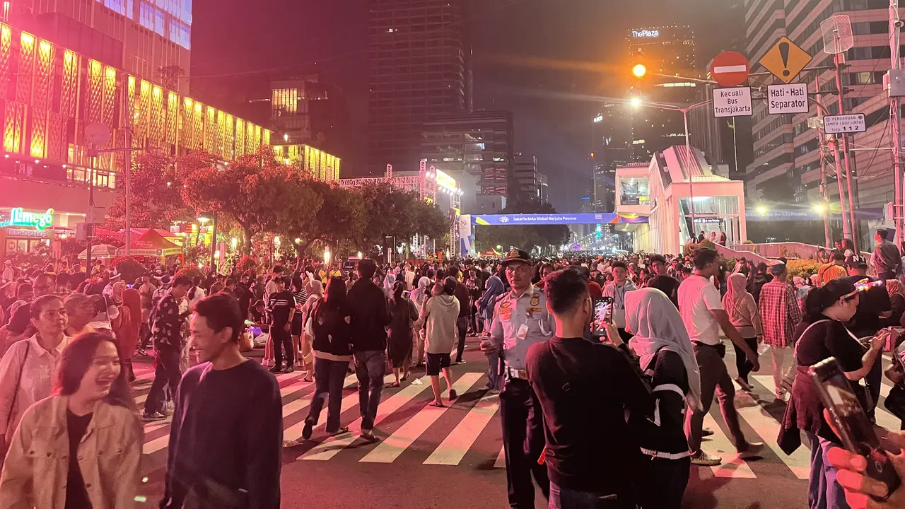 Jelang pergantian tahun, masyarakat memadati Jalan Jenderal Sudirman-Thamrin, Jakarta Pusat, Selasa (31/12/2024). (Liputan6.com/Winda Nelfira)