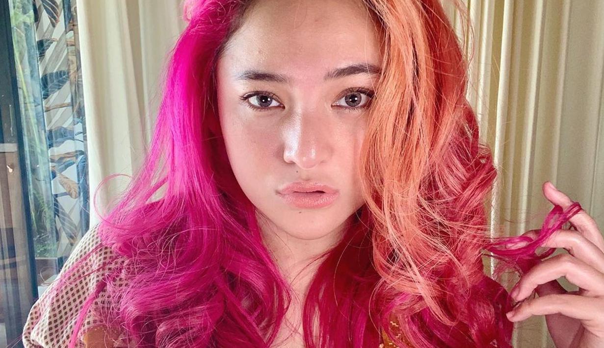 Marshanda menuliskan pesan yang mendalam, ia memperlihatkan jika sangat mencintai hidupnya. Pemain sinetron Bidadari itu tetap menawan bahkan membuat banyak netizen mengaguminya.(Liputan6.com/IG/@marshanda99)