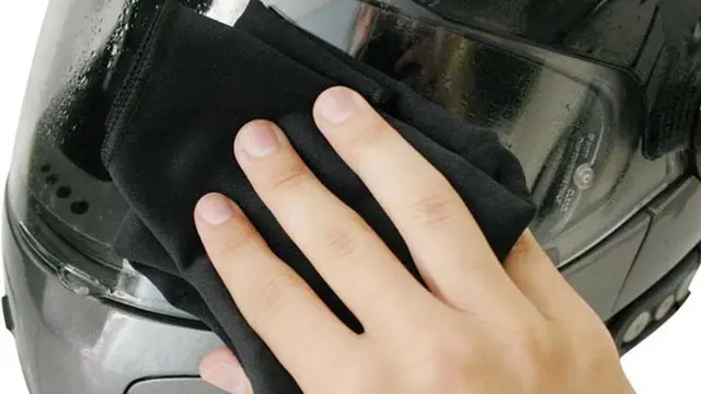 Harus menggunakan kain microfiber saat membersihkan