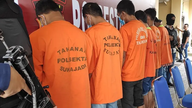 Enam pengedar dan kurir narkoba yang ditangkap kepolisian di Pekanbaru.