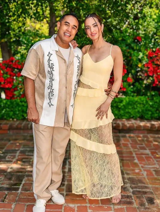 Kali ini, Nia Ramadhani dan Ardi Bakrie tampil kompak dalam busana earth tone [@ramadhanibakrie]