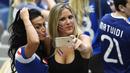 Dua Suporter Prancis berfoto selfie saat menyaksikan laga grup B Prancis melawan Rumania di Stade de France, Saint-Denis, (10/6/2016). (AFP/Miguel Medina)