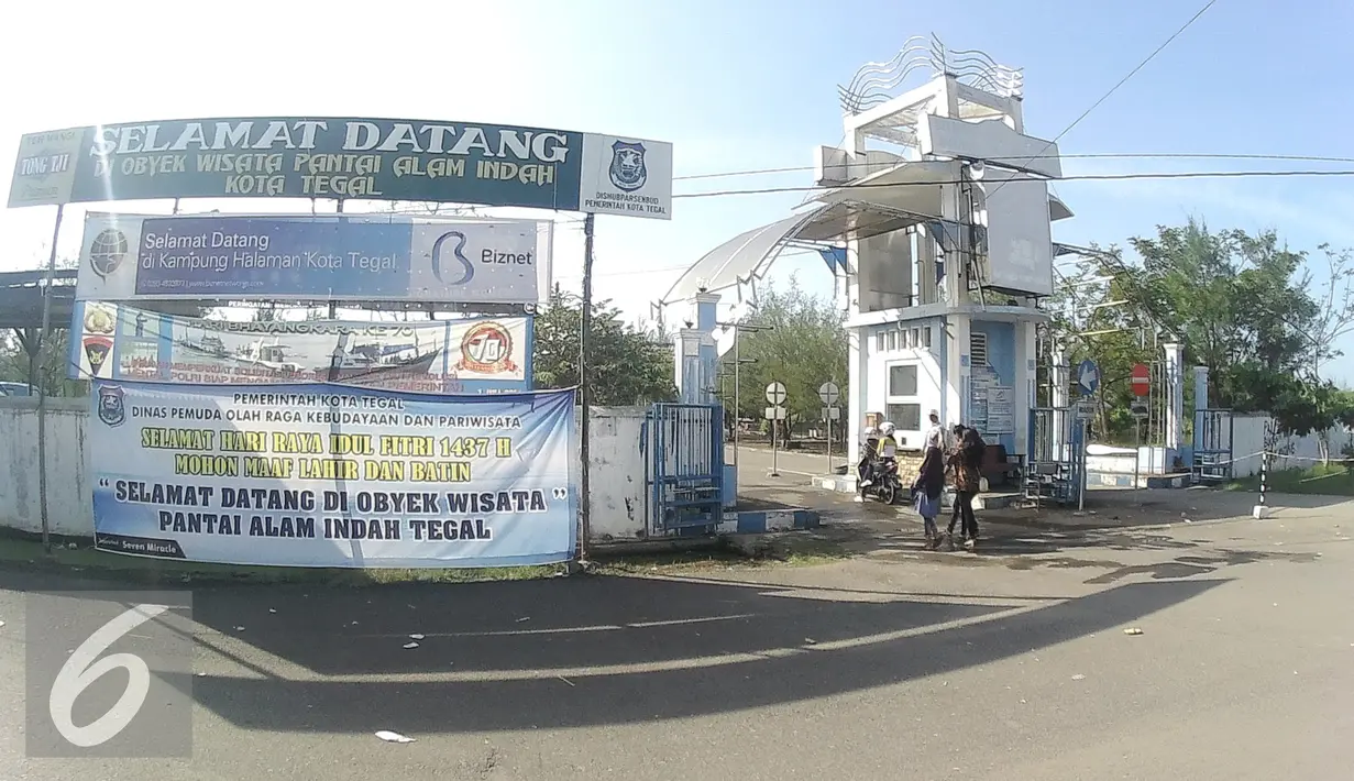 Tampak depan gerbang menuju Pantai Alam Indah (PAI), Tegal, Jawa Tengah, Minggu (10/7). Pantai Alam Indah bukan hanya didatangi warga lokal tetapi para pemudik juga mengunjungi tempat ini. (Liputan6.com/Herman Zakharia)