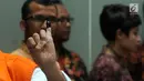 Salah satu tahanan KPK menunjukkan  jarinya yang sudah dicelup tinta usai melakukan pencoblosan di TPS 012 Guntur, Jakarta Selatan, Rabu (17/4). Sebanyak 63 tahanan KPK dengan memakai borgol tangan dan rompi oranye ikut menyalurkan hak pilihnya dalam Pemilu 2019. (merdeka.com/Dwi Narwoko)