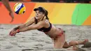 Atlet Voli Pantai asal Swiss, Nadine Zumkehr berusaha mengambil bola saat berlaga di Olimpiade Rio 2016, Brasil pada 13 Agustus 2016. (REUTERS / Adrees Latif)