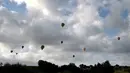 Sejumlah balon udara menghiasi langit selama festival internasional Sagrantino di kawasan Umbria, Italia, 22 Juli 2018. Puluhan balon udara berkompetisi menghadapi tantangan dalam festival yang memperebutkan piala perak tersebut. (AFP PHOTO/TIZIANA FABI)