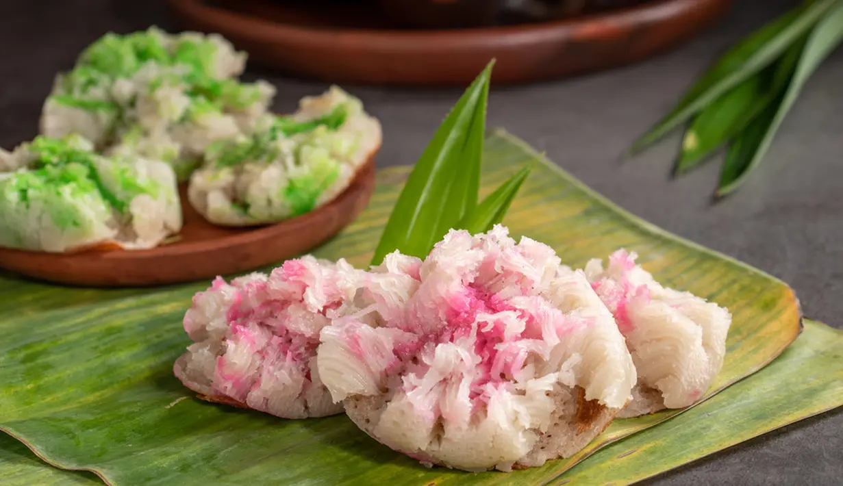 Mirip seperti bunga yang sedang mekar, kue bikang menjadi jajanan pasar yang masih eksis hingga saat ini. (Herman Suparman/shutterstock)