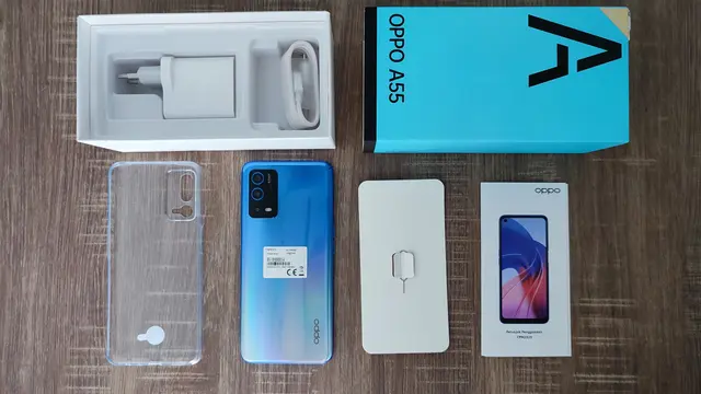 Paket dalam kemasan penjualan OPPO A55 (Liputan6.com/Giovani Dio Prasasti)