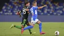 Pemain Napoli Stanislav Lobotka (kanan) dan pemain Sassuolo Manuel Locatelli pada pertandingan Serie A di Stadion San Paolo, Naples, Italia, Sabtu (25/7/2020). Napoli mengalahkan Sassuolo dengan skor 2-0. (Cafaro/LaPresse via AP)