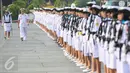 KSAL Laksamana TNI Ade Supandi memeriksa pasukan ketika menjadi Inspektur Upacara Peringatan HUT ke-53 Kowal di Markas Kolinlamil, Jakarta, Selasa (5/1). (Liputan6.com/Faizal Fanani)