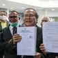 Rizal Ramli dan Refly Harun menyerahkan berkas pengaduan Presidential Threshold di gedung Mahkamah Konstitusi (MK), Jakarta, Jumat (4/9/2020). Rizal Ramli mengajukan judicial review tentang threshold atau ambang batas pemilihan presiden ke MK. (Liputan6.com/Faizal Fanani)