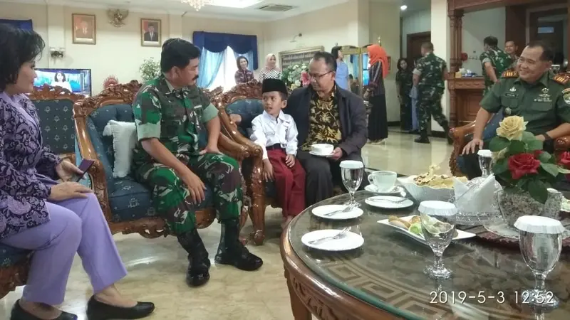 Karim bersama Panglima TNI Hadi Tjahjanto. (foto: istimewa)