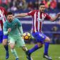 Bintang Barcelona, Lionel Messi, berebut bola dengan pemain Atletico Madrid. Pada laga ini Barcelona turun memakai formasi 3-3-1-3, sementara Atletico menggunakan skema 4-4-2. (AFP/Gerard Julien)