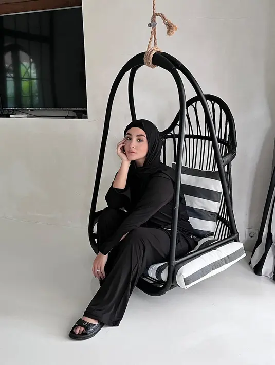Salah satu gaya andalannya ialah mengenakan busana serba hitam. [Instagram @marginw]