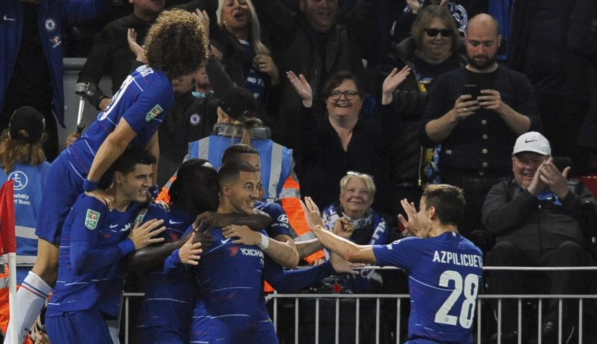 Para pemain Chelsea merayakan gol yang dicetak oleh Eden Hazard ke gawang Liverpool pada laga Piala Liga Inggris di Stadion Anfield, Rabu (26/9/2018). Liverpool takluk 1-2 dari Chelsea. (AP/Rui Vieira)