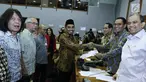 Musisi yang tergabung dalam Kami Musik Indonesia Glenn Fredly bersalaman saat menghadiri pertemuan dengan Badan Legislasi DPR di kompleks Parlemen, Senayan, Jakarta, Rabu (7/6).  (Liputan6.com/Herman Zakharia)