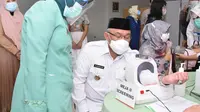Wali Kota Depok Mohammad Idris mendapatkan suntikan vaksin Covid-19 di RS Hermina, Kecamatan Pancoranmas, Kota Depok. (Foto: Humas Pemkot Depok).
