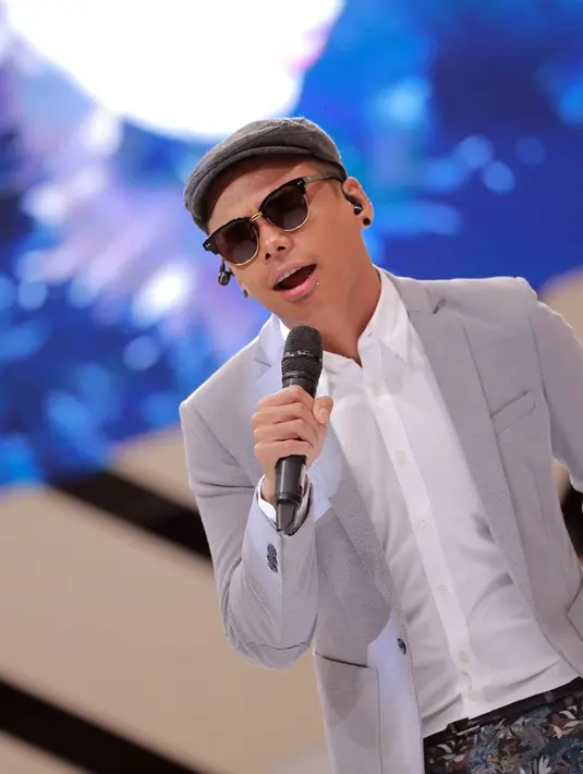 Penyanyi solo ini juga mempunyai tato yang dianggap spesial. Terletak di leher dengan quote yang bermakna pluralisme. (Adrian Putra/Bintang.com)