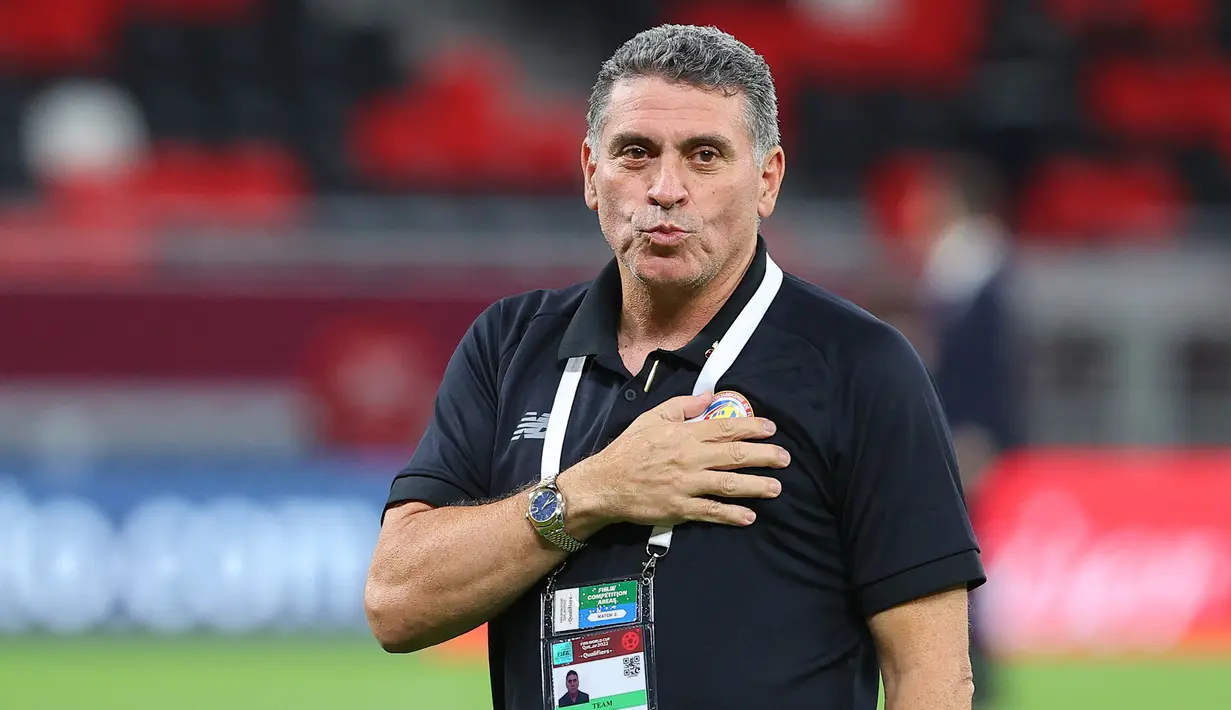 Luis Fernando Suarez. Pelatih Timnas Kosta Rika asal Kolombia ini menjadi pelatih tertua keempat yang akan berlaga di Piala Dunia 2022 Qatar. Saat ini ia telah menginjak usia 62 tahun dan telah membesut Timnas Kosta Rika sejak 1 Juni 2021 menggantikan posisi Ronald Alfonso Gonzalez. Dari total 24 laga, ia berhasil membawa Timnas Kosta Rika 14 kali menang, 5 kali imbang dan 5 kali kalah. (AFP/Karim Jaafar)