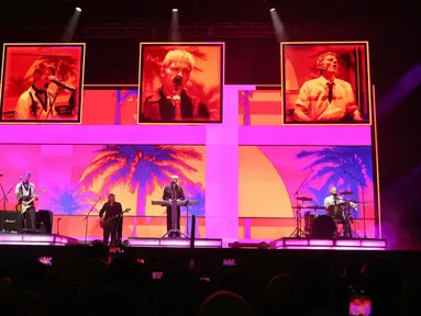 Penampilan grup band asal Denmark, Michael Learns to Rock di konser 90's Intimate 2nd Edition di Istora Senayan, Jakarta, Sabtu (7/2/2026). Istora Gelora Bung Karno, Senayan, Jakarta, Sabtu (7/2/2026) malam kembali bergemuruh. Kali ini, gemuruh disebabkan riuh nuansa nostalgia musik era 1990-an. (Fimela.com/Adrian Putra)