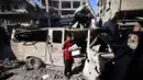 Seorang anak pengungsi Palestina berdiri di dekat bangunan yang rusak akibat serangan Israel di kamp pengungsi Maghazi, Jalur Gaza Tengah pada Kamis 21 Mei 2026. (Eyad Baba/AFP)