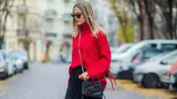 Perlu trik khusus saat mengenakan sweater warna terang agar tak terlihat berlebihan. Intip inspirasinya berikut ini. (Foto: Instagram.com/@thestyleograph)