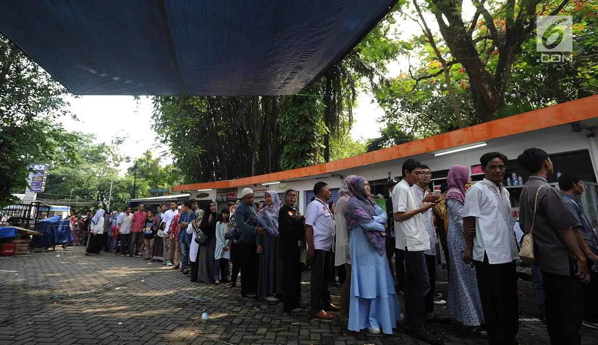 Warga antre masuk ke dalam Istana Bogor saat kegiatan open house Presiden Joko Widodo di Jalan Ir.H.Djuanda, Bogor (15/6). Ribuan warga antre untuk bersalaman mengucapkan selamat Idul Fitri  1439 H. (Merdeka.com/Arie Basuki)
