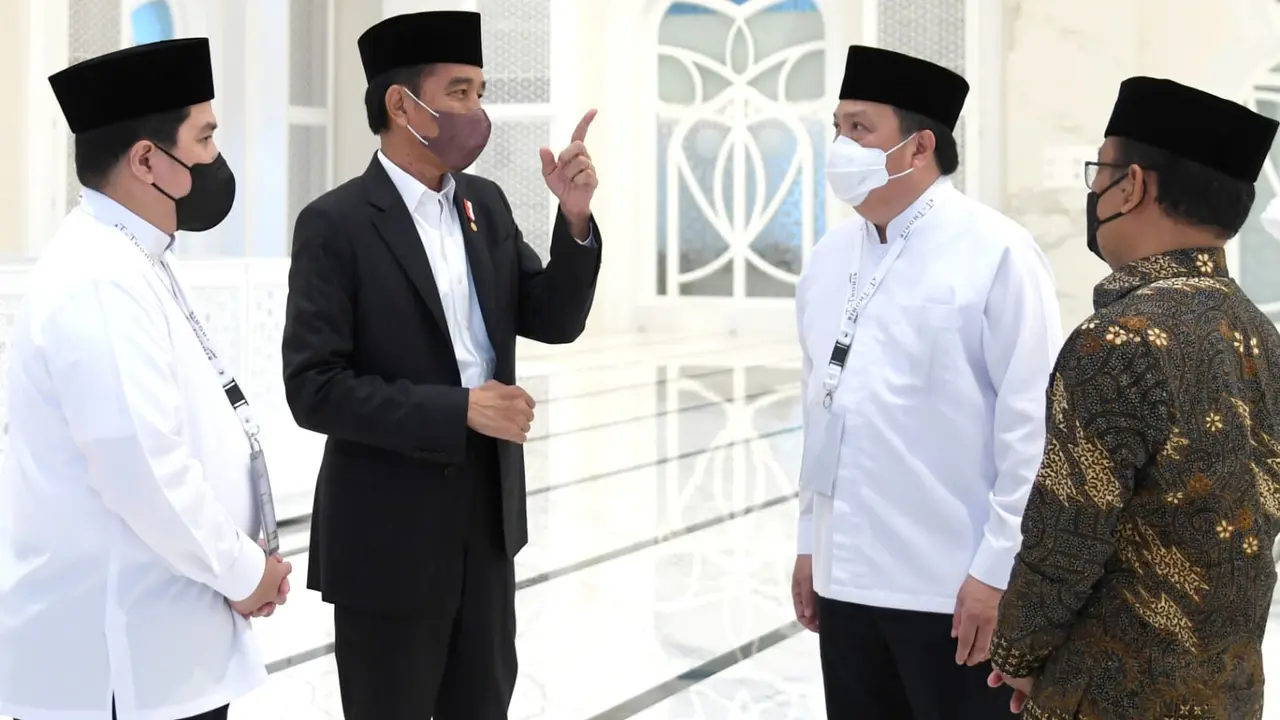 Presiden Joko Widodo meresmikan Masjid At-Thohir di Tapos, Kota Depok, Rabu (9/3/2022).