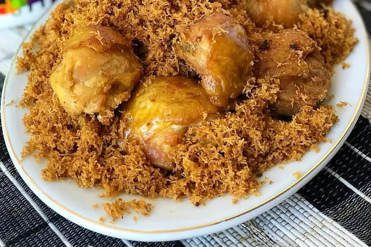 Seporsi ayam goreng serundeng
